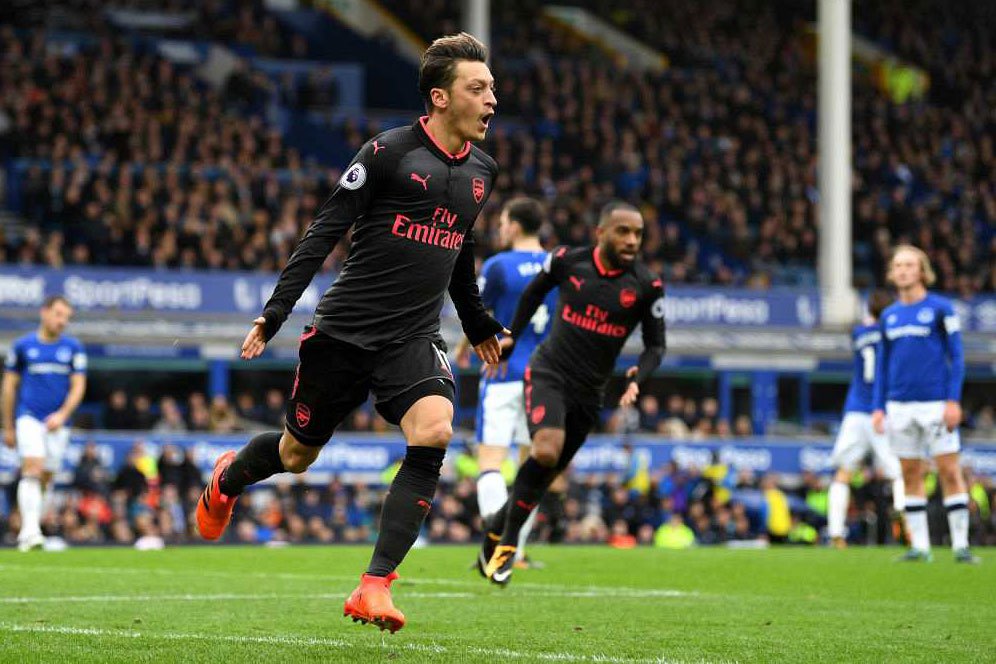 Wenger Tak Ambil Pusing Soal Rumor Ozil