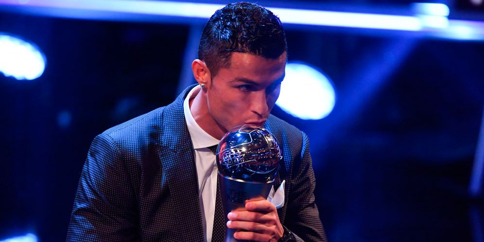 Cristiano Ronaldo Raih Gelar Pemain Terbaik FIFA 2017