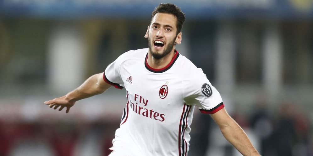 Belum Lama Dibeli, Milan Sudah Ingin Jual Calhanoglu