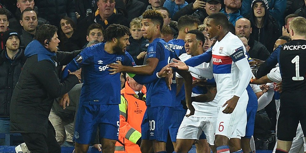 Video: Gendong Bayi, Fans Everton Tonjok Pemain Lyon