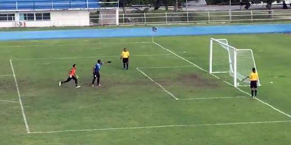 Video: Terlalu Cepat Selebrasi, Kiper Ini Akhirnya Menyesal