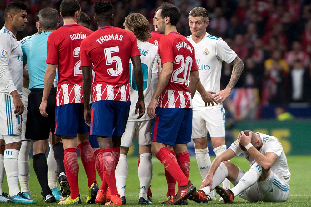 Video: Angel Correa Tendang Bola ke Wajah Benzema Video: Angel Correa Tendang Bola ke Wajah Benzema