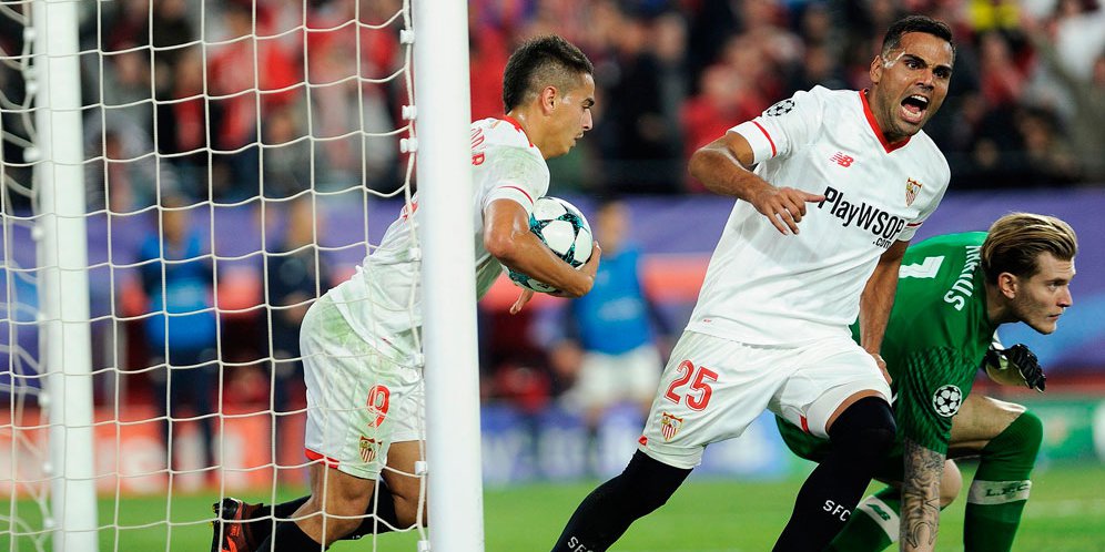 Lihat Pertahanan Liverpool di Sevilla, Carragher: Ingin Rasanya Saya Mengumpat