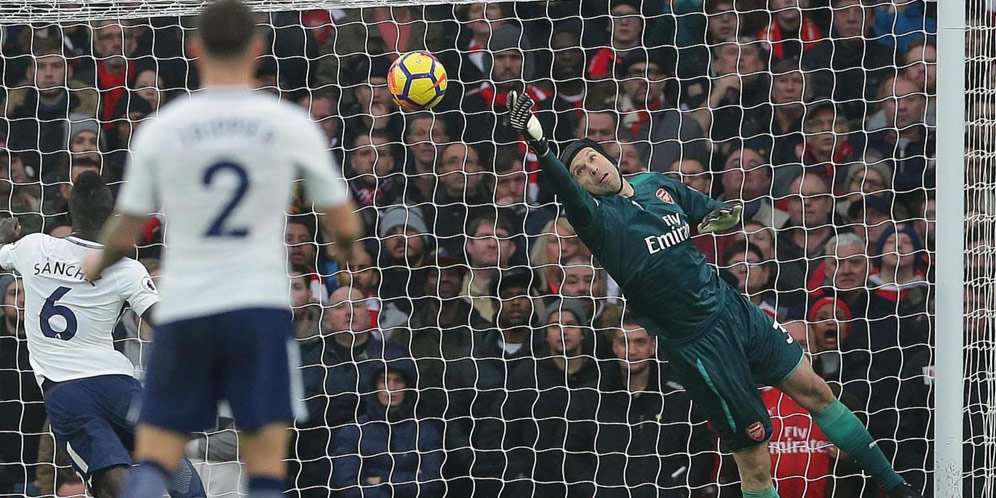 Petr Cech tepis peluang Spurs.