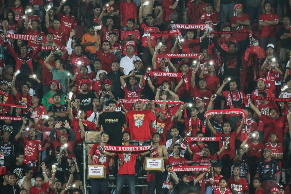 Fans Sejati, Bocah Cilik Ini Lantang Menyanyikan Mars Bali United di Stadion