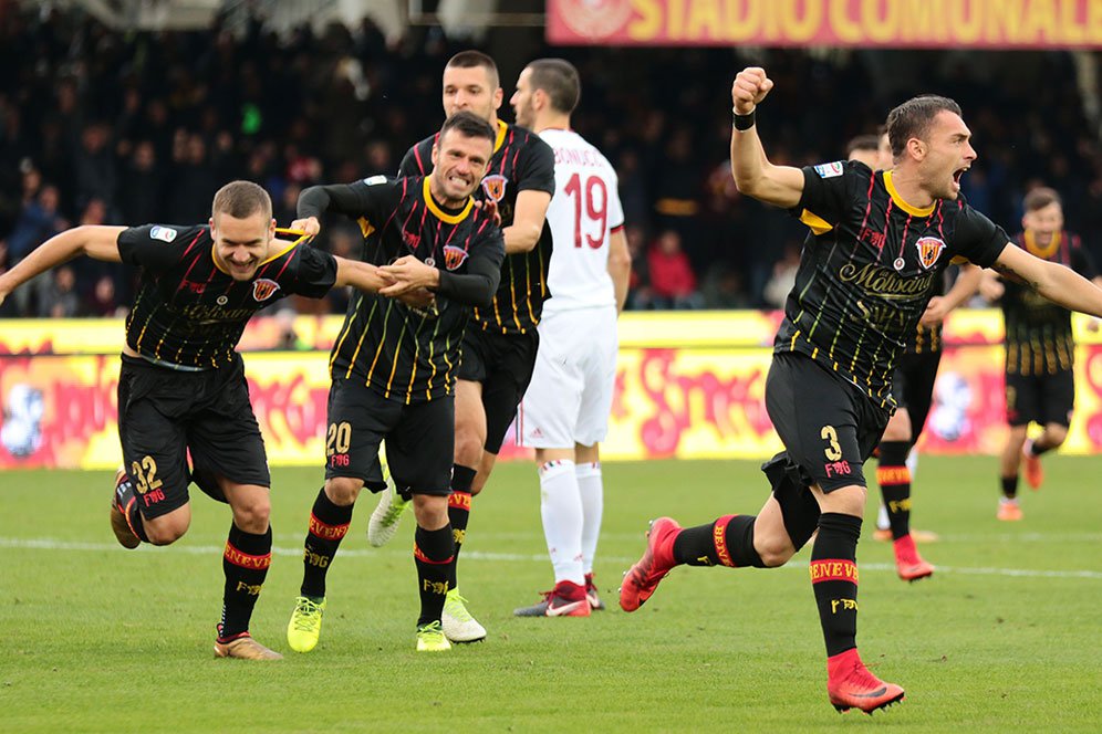 Video: Diimbangi Benevento, Milan 'Dipermalukan' Inter dan Juventus Video: Diimbangi Benevento, Milan 'Dipermalukan' Inter dan Juventus