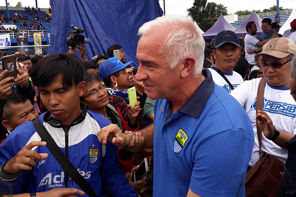 Mario Gomez Tak Minta Fasilitas Mewah selama Melatih Persib Bandung