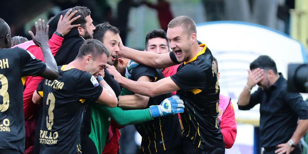 Alberto Brignoli rayakan golnya ke gawang Milan, Sementara Gattuso terlihat kecewa.