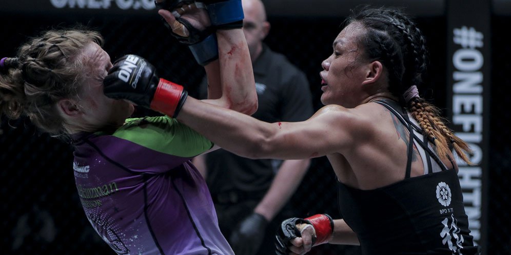 Dua Petarung Wanita Bertarung di Laga 'Kings of Courage'