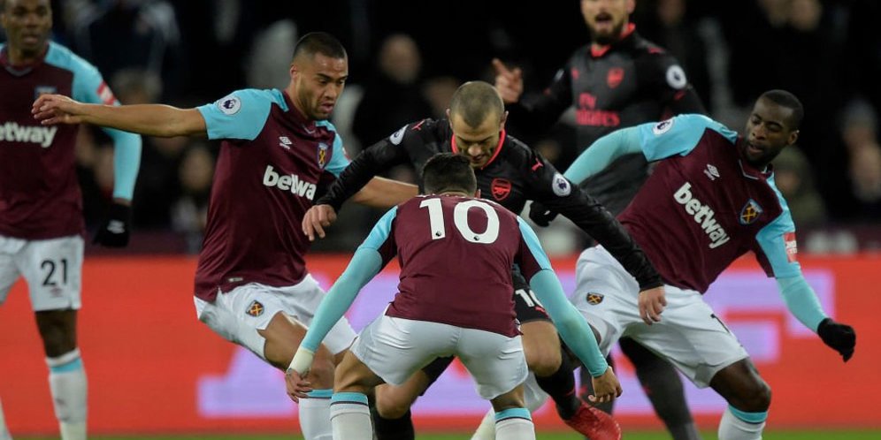 Pemain West Ham coba hentikan Jack Wilshere.