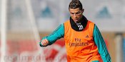 Ketika Bola Hasil Free Kick Cristiano Ronaldo Bikin Suporter Cilik Bournemouth Patah Tangan