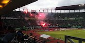 Penonton Bakar Flare, Persebaya Didenda 10 Juta Rupiah Penonton Bakar Flare, Persebaya Didenda 10 Juta Rupiah