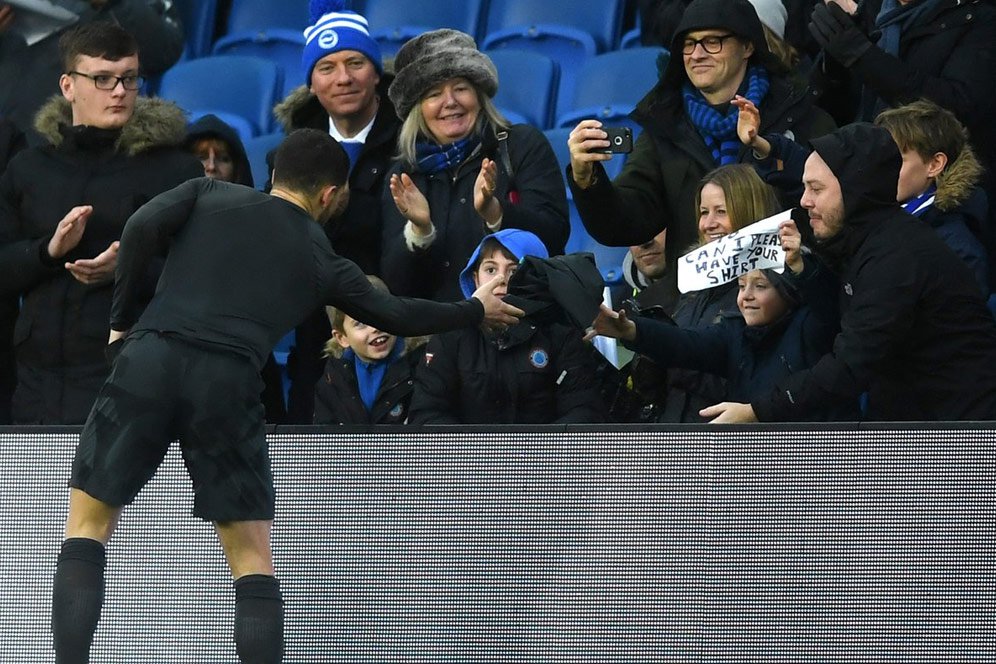 Fan Cilik Ini Girang Dapat Jersey Langsung Dari Hazard