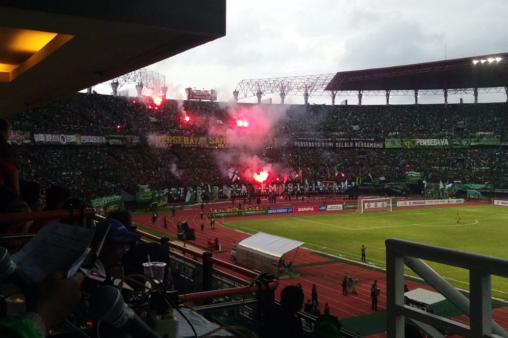 Penonton Bakar Flare, Persebaya Didenda 10 Juta Rupiah