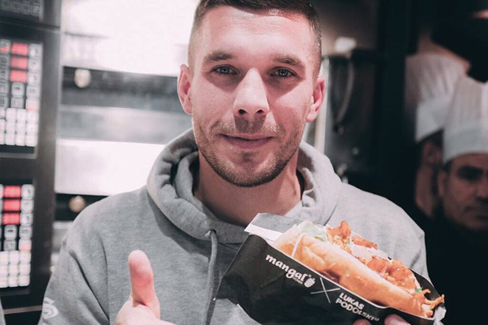 Mantan Pemain Arsenal Ini Buka Warung Kebab, Ramainya Minta Ampun