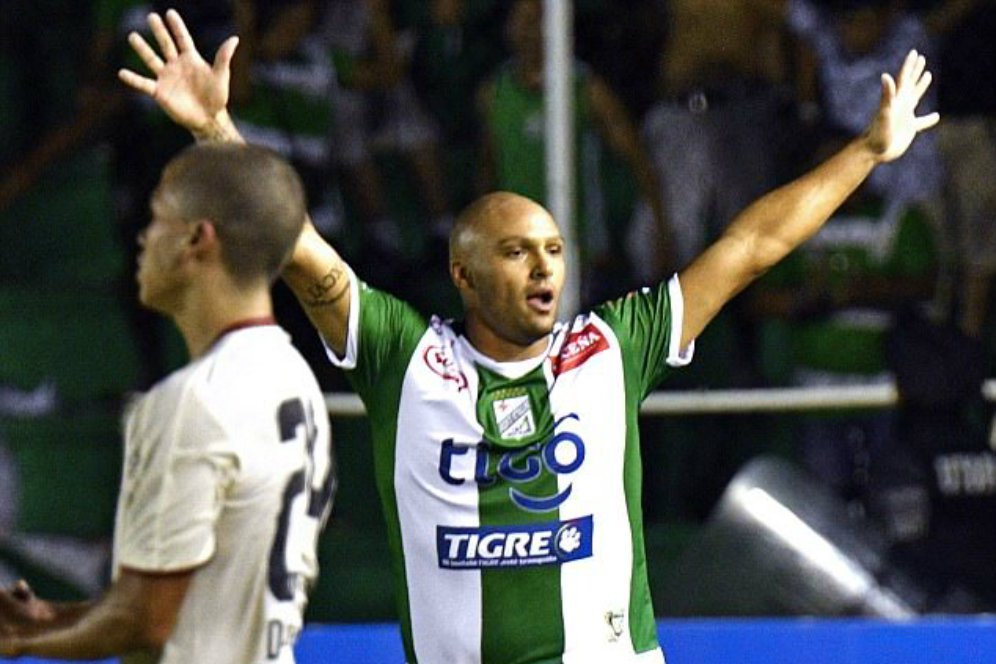 Cetak Gol, Pemain Ini Berselebrasi Dengan Naik Mobil Cetak Gol, Pemain Ini Berselebrasi Dengan Naik Mobil
