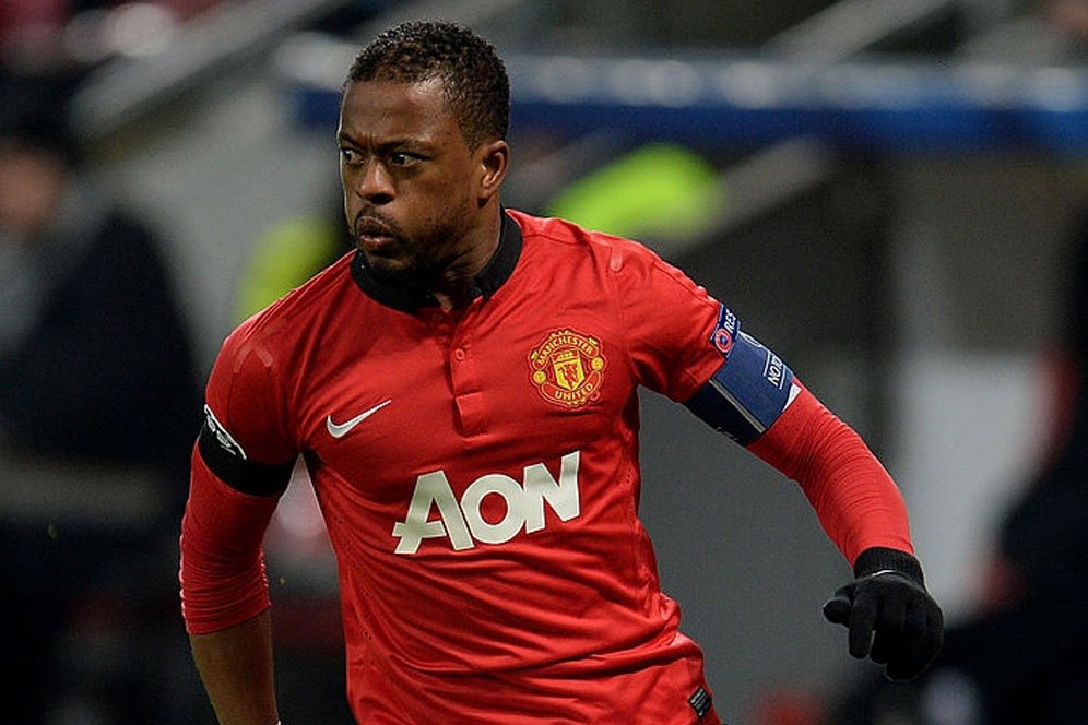 HAHAHAHA! Patrice Evra Makan Rumput Old Trafford, Rasanya Seperti Bawang