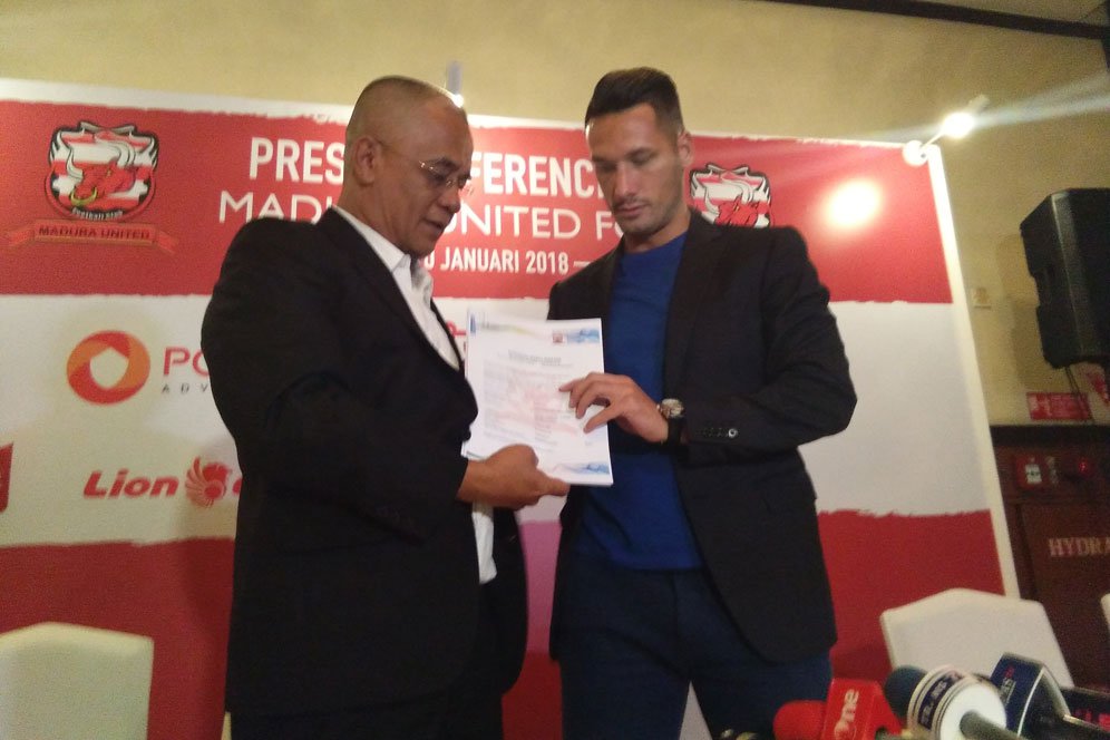 Raphael Maitimo Dikontrak Madura United Hingga 2020