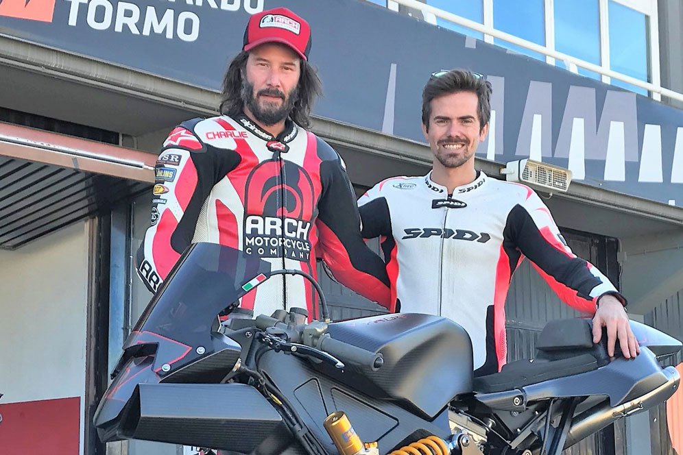 Keanu Reeves 'Hangout' Bareng Juara Dunia GP125 di Valencia Keanu Reeves 'Hangout' Bareng Juara Dunia GP125 di Valencia