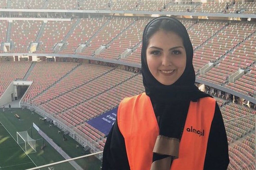 Ini Wanita Saudi Pertama Yang Nonton Sepakbola Langsung di Stadion Ini Wanita Saudi Pertama Yang Nonton Sepakbola Langsung di Stadion
