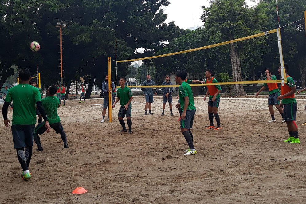 Unik, Timnas U-23 Latihan Voli Pantai dan di Lapangan Sintetis