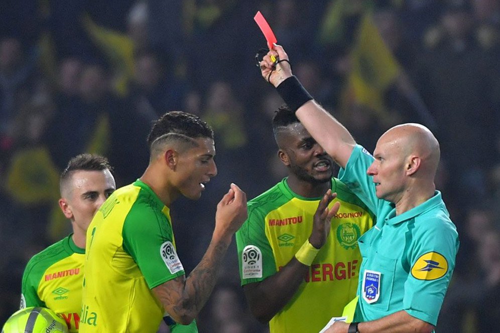 Keluarkan Kartu karena Emosional, Wasit di Pertandingan PSG Ini Dapat Hukuman