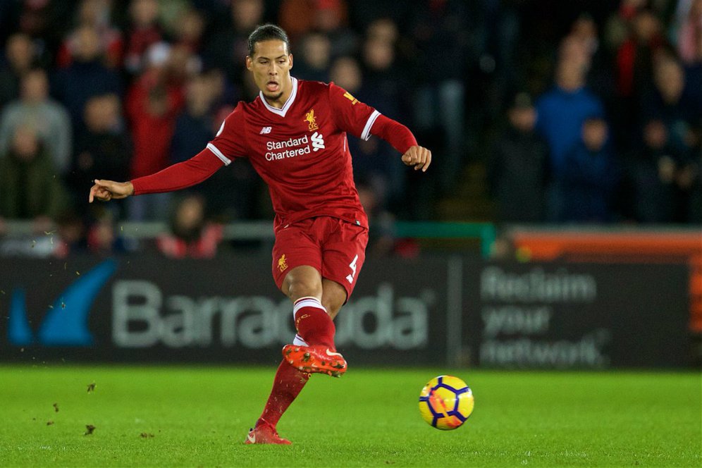 Dianggap Jadi Biang Terjadinya Gol Swansea, Van Dijk Dikritik Carragher