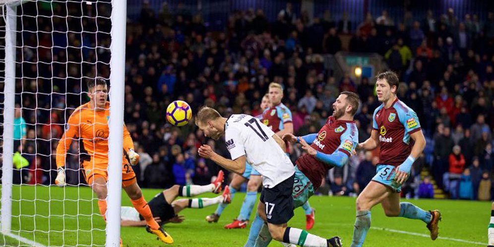 Klavan cetak gol ke gawang Burnley.