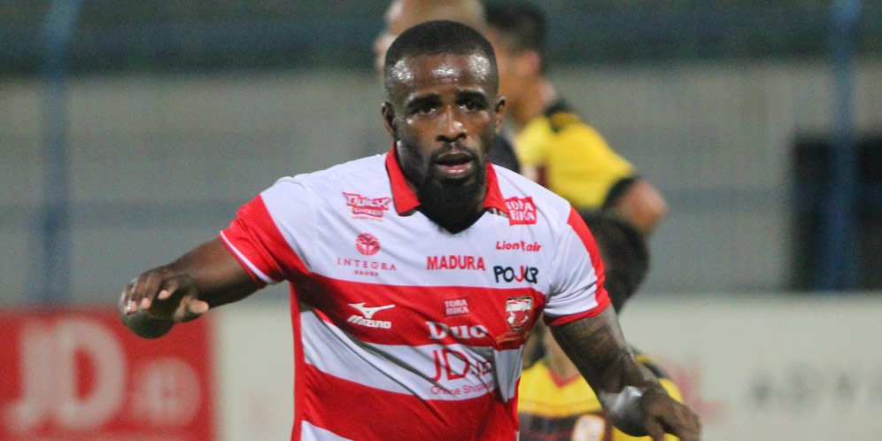 Greg Nwokolo Umbar Kode Kepergiannya dari Madura United - Bola.net