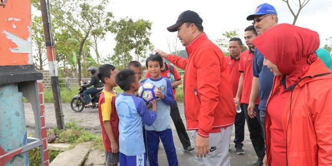 Datang ke Bogor, Kemenpora Bagi-Bagi Bola ke Siswa