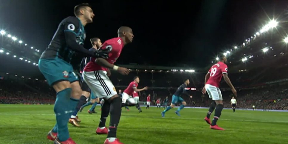 Licik Sikut Lawan, Young Resmi Dicekal Dalam Tiga Laga Man United