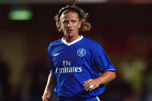 Gelandang: Emmanuel Petit