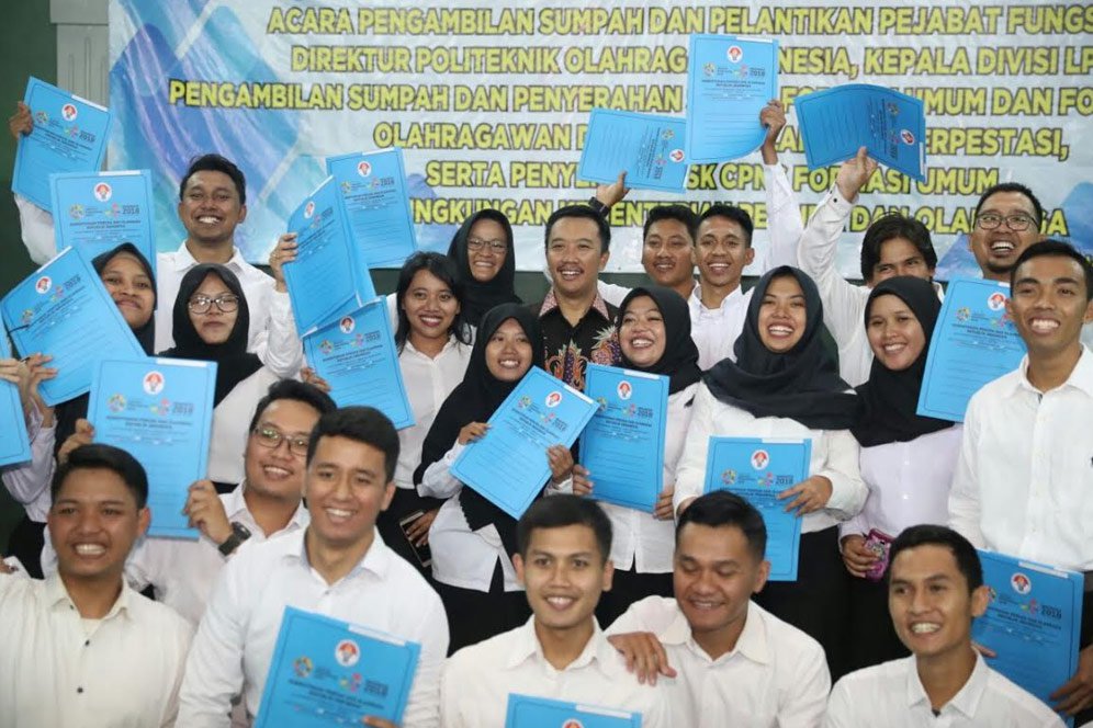 Kemenpora Resmi Angkat Puluhan Atlet dan Pelatih Jadi PNS