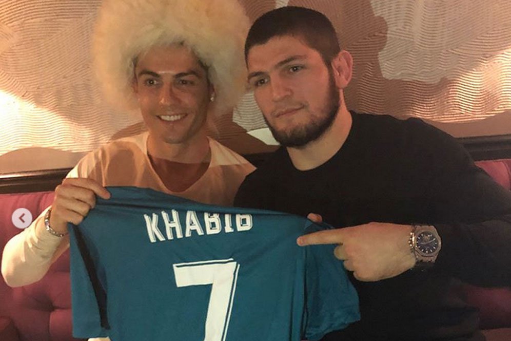 Beruntung, Bintang UFC Ini Dapatkan Jersey Hattrick Ronaldo