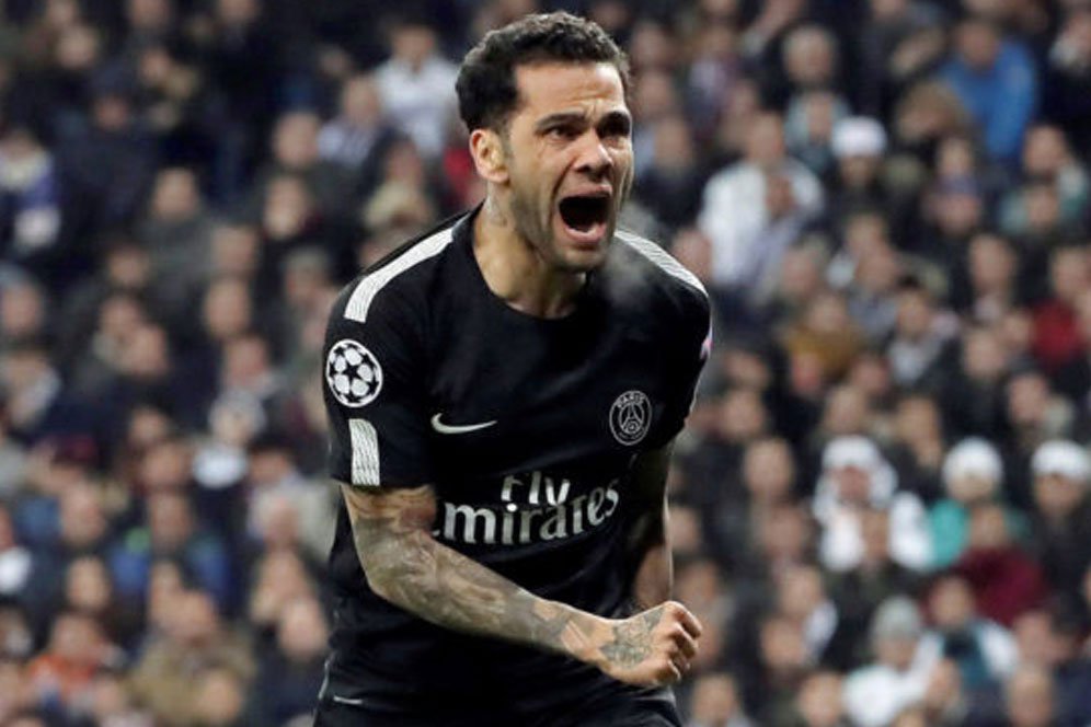 Cemburu, Alves Ingin Barter Trofi Dengan Buffon