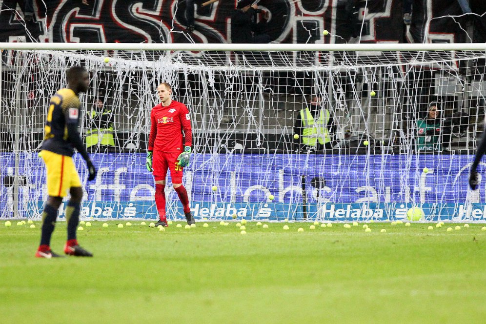 Video: Banjir Bola Tenis di Laga Frankfurt vs Leipzig Video: Banjir Bola Tenis di Laga Frankfurt vs Leipzig
