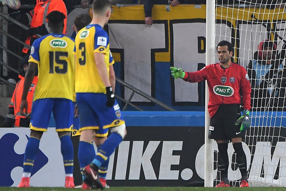 Video: Trapp Dikartu Merah, Dani Alves Terpaksa Jadi Kiper PSG