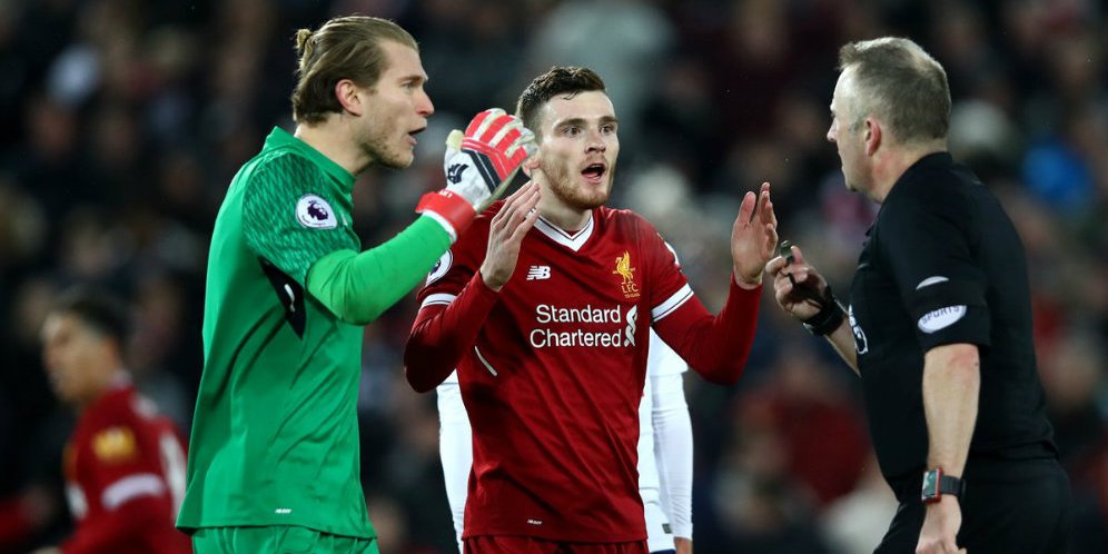 Karius dan Robertson protes pada Moss.