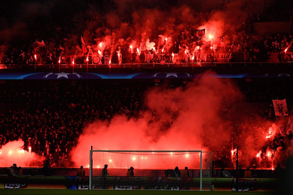 Video: Fans PSG 'Bakar' Tribun, Laga Melawan Madrid Dihentikan 