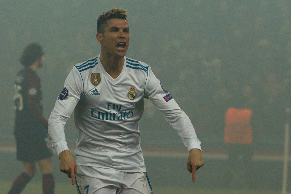 Video: Perkelahian Aneh Ronaldo dan Dani Alves, Pukulan dan Tendangan yang Meleset Video: Perkelahian Aneh Ronaldo dan Dani Alves, Pukulan dan Tendangan yang Meleset