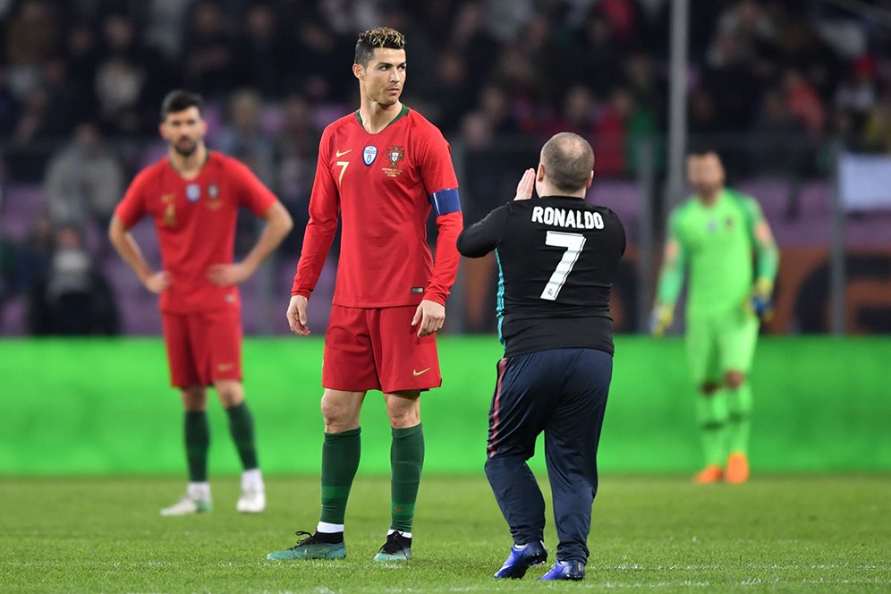 Video: Ronaldo Salah Tingkah Bibirnya Dicium Suporter Lelaki