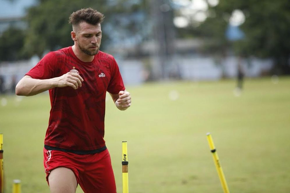 Specs Buatkan Sepatu Khusus untuk Marko Simic