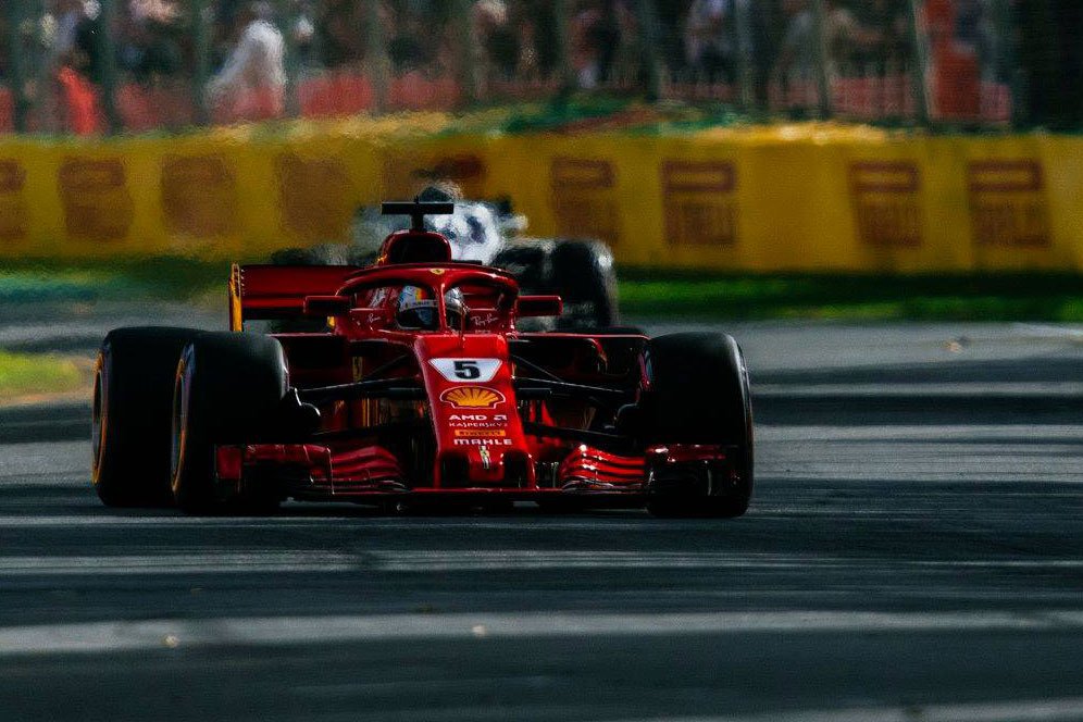 Asapi Hamilton, Vettel Menangi Formula 1 GP Australia Asapi Hamilton, Vettel Menangi Formula 1 GP Australia
