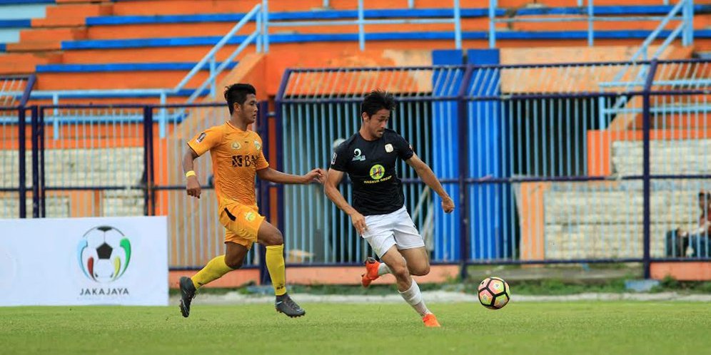 Barito Putera vs Bhayangkara FC (c) Mustopa