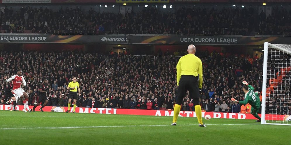 Danny Welbeck menendang penalti