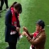 So Sweet, Suporter Ini Lamar Kekasihnya di Pertandingan Liverpool vs Stoke