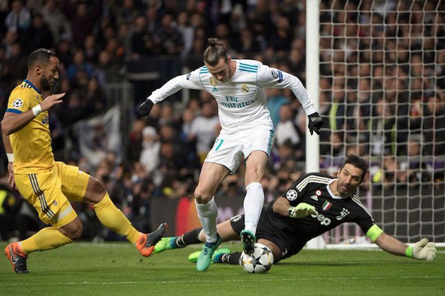 Gareth Bale berduel dengan Gianluigi Buffon dan Medhi Benatia. (c) uefa