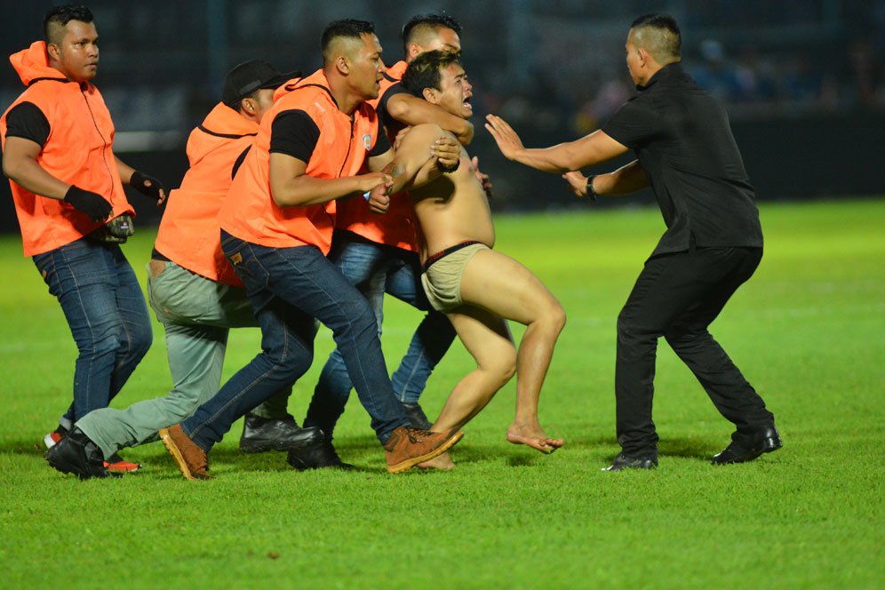 Galeri Kericuhan Suporter di Laga Arema FC vs Persib