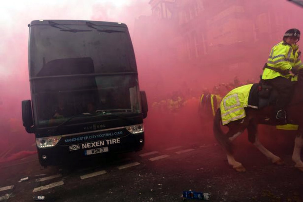 Video: Bus Pemain Manchester City Dihujani Lemparan Botol