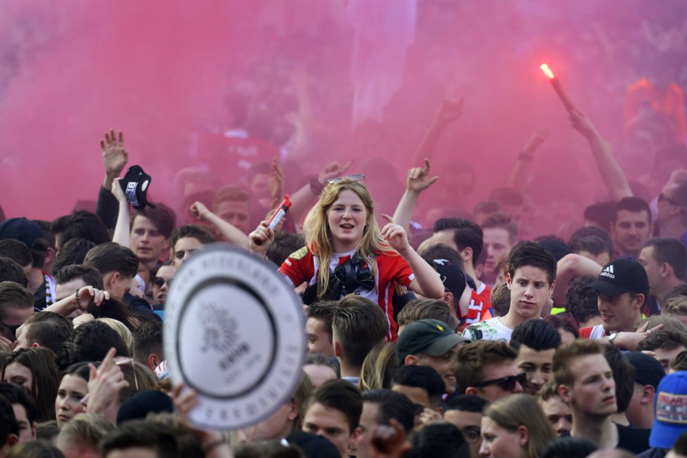 Video: Aksi Gokil Fans PSV Dalam Perayaan Juara Liga Eredivisie Video: Aksi Gokil Fans PSV Dalam Perayaan Juara Liga Eredivisie